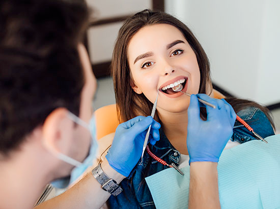 Sonrisas perfectas: Alineadores dentales y brackets de autoligado